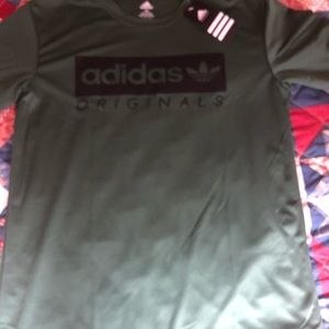 2 men’s Adidas shirts (brand new,1 w tags 1 wo)